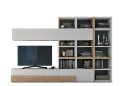 Un soggiorno con tv e scaffali.