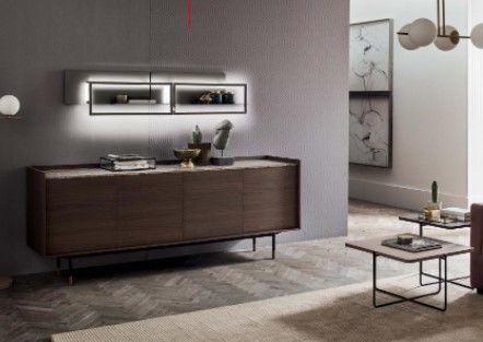 Un soggiorno con una cassettiera in legno e un tavolino da caffè.