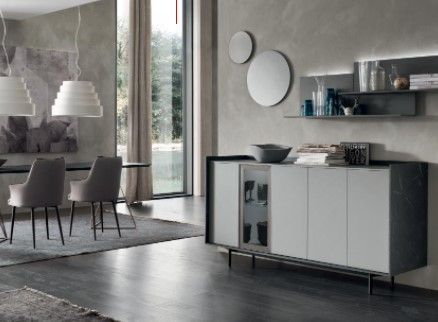 Un soggiorno con tavolo da pranzo, sedie, credenza e specchio.