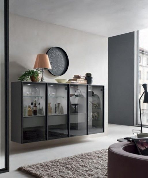 Un soggiorno con una vetrina e una lampada