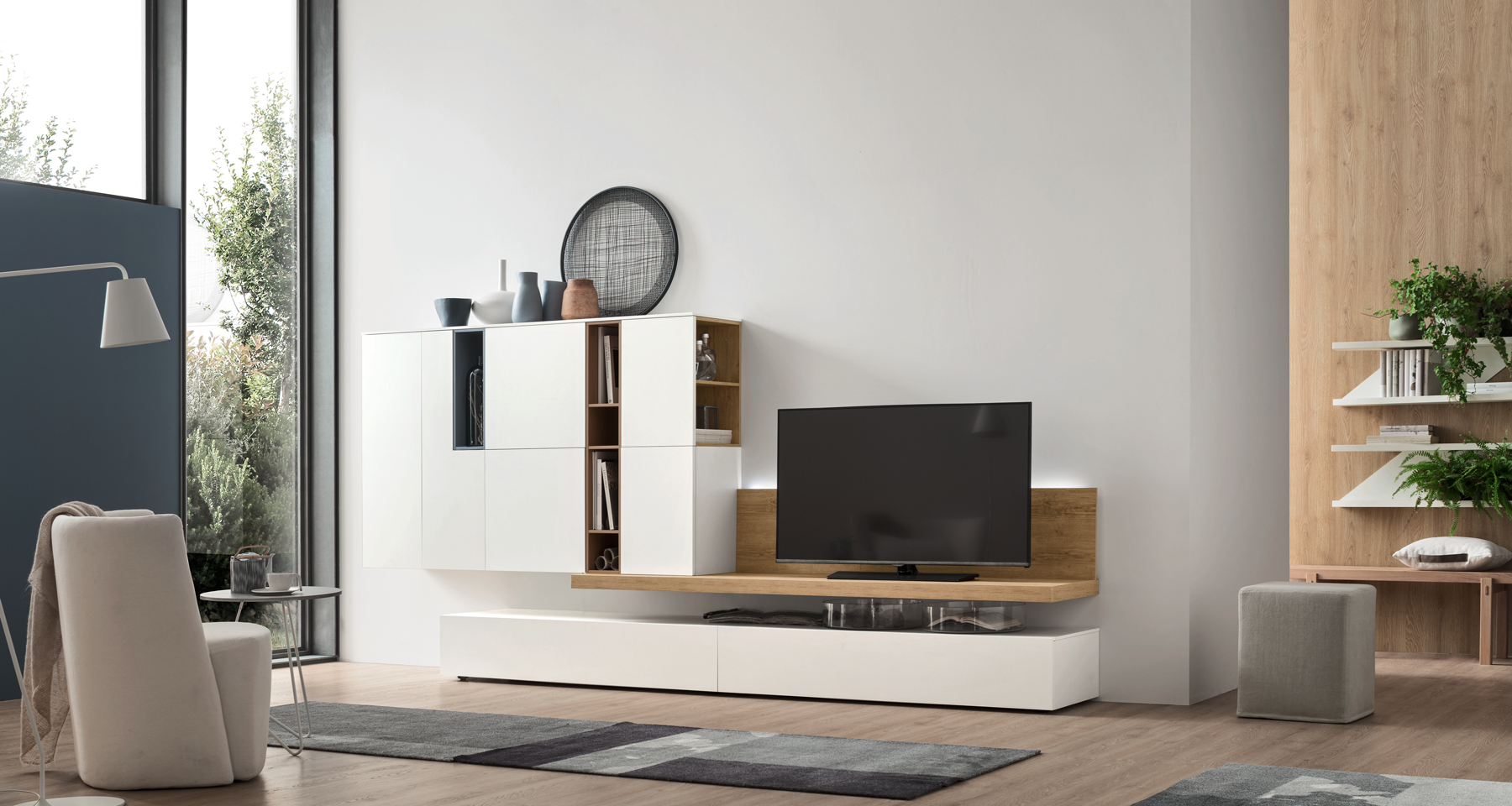 Un soggiorno con una TV a schermo piatto su un supporto.