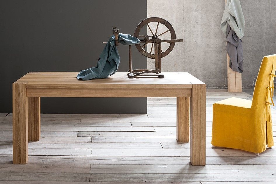 Un tavolo di legno con una ruota che gira sopra