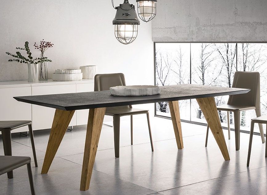 Una sala da pranzo con tavolo, sedie e una grande finestra.