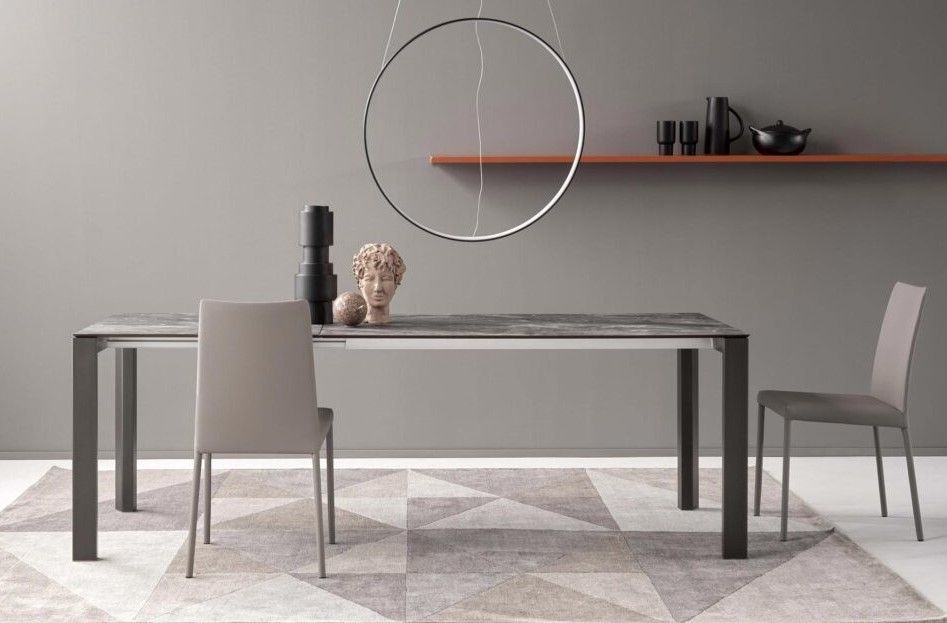 Una sala da pranzo con un tavolo, delle sedie e un tappeto.