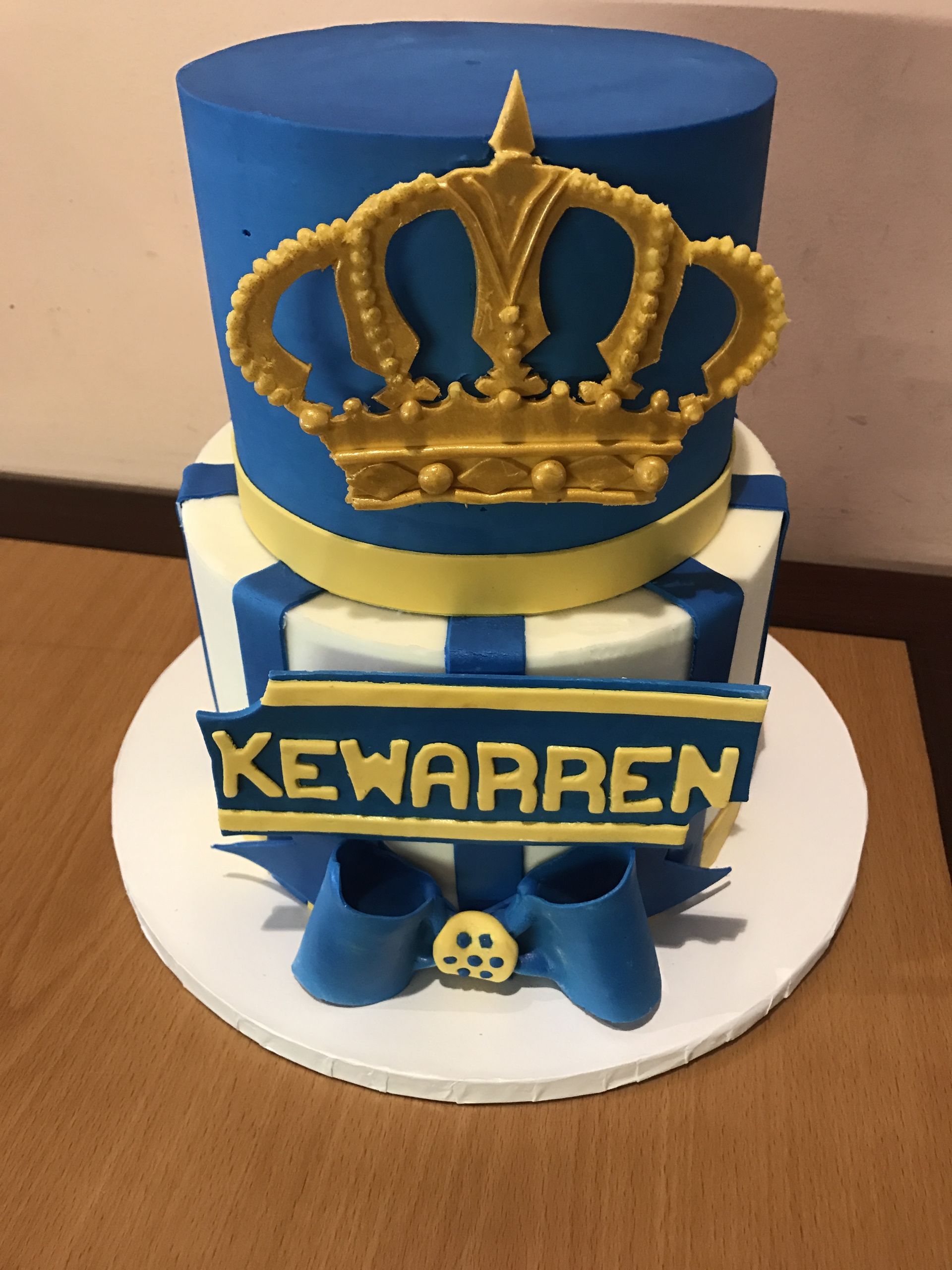 a blue and yellow cake with the name kewarren on it