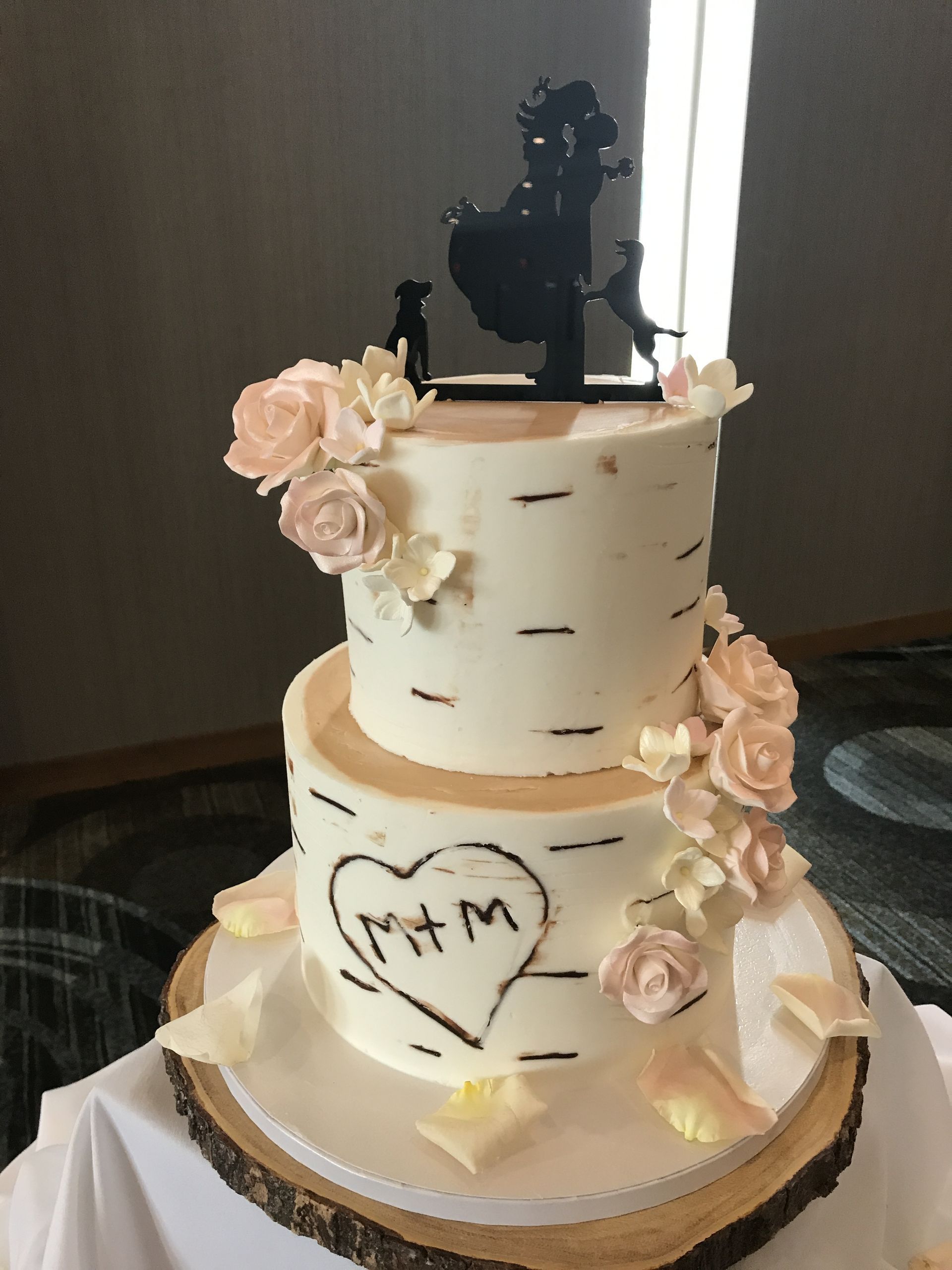 a wedding cake with the initials mm on it