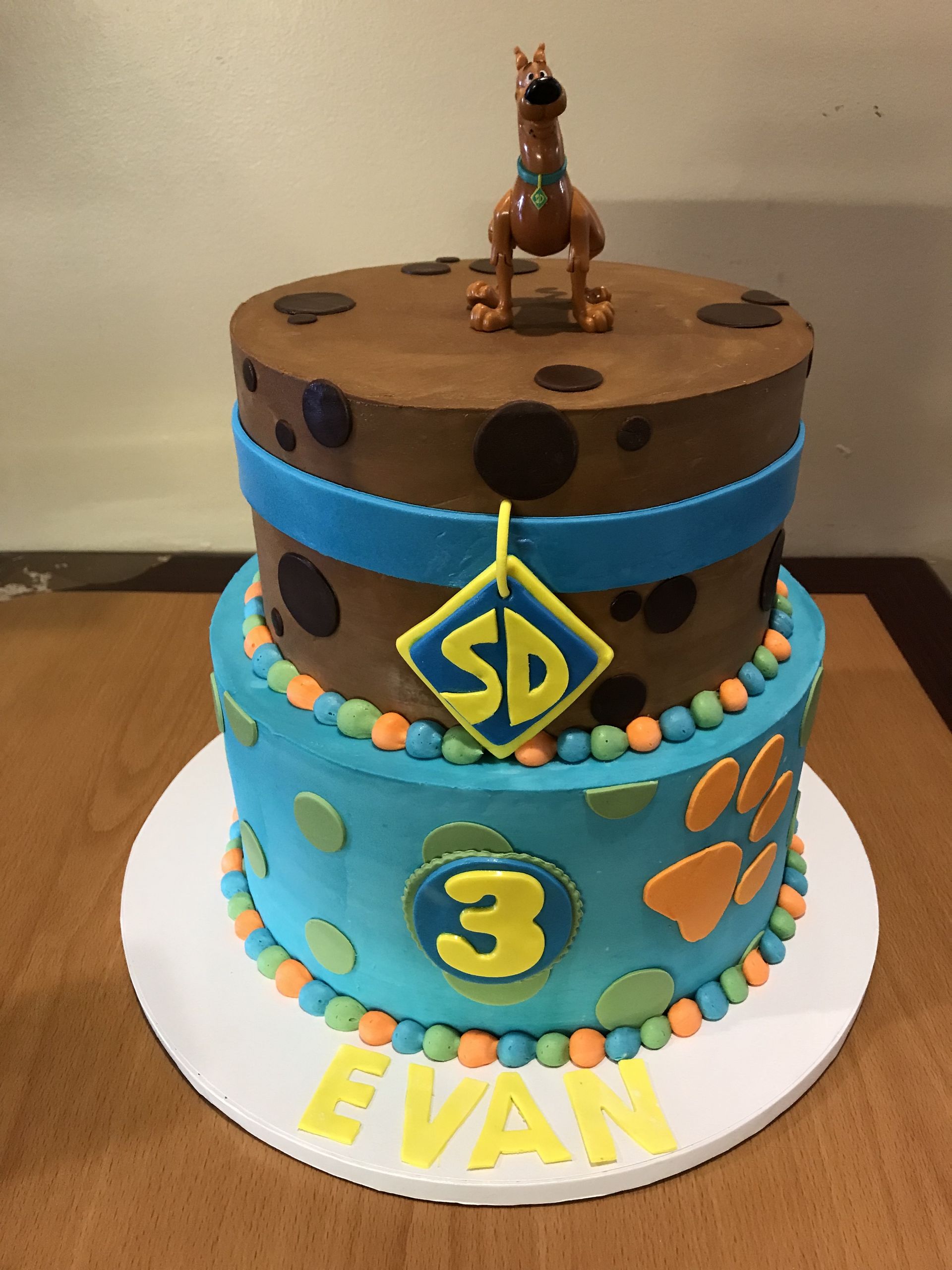 a scooby doo cake with the number 3 on it