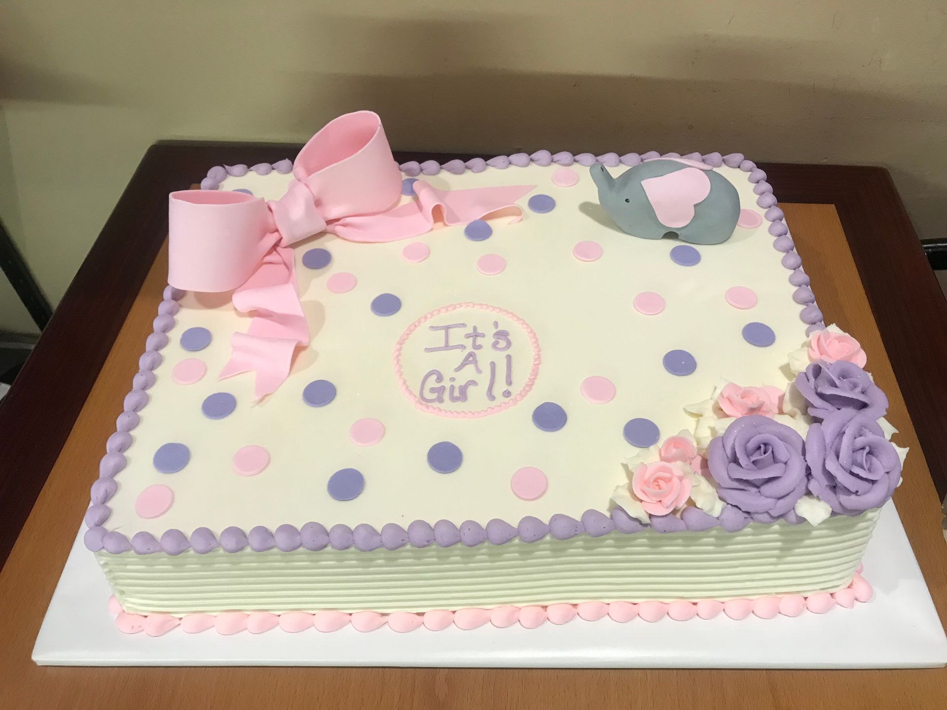 a cake that says it 's a girl on it
