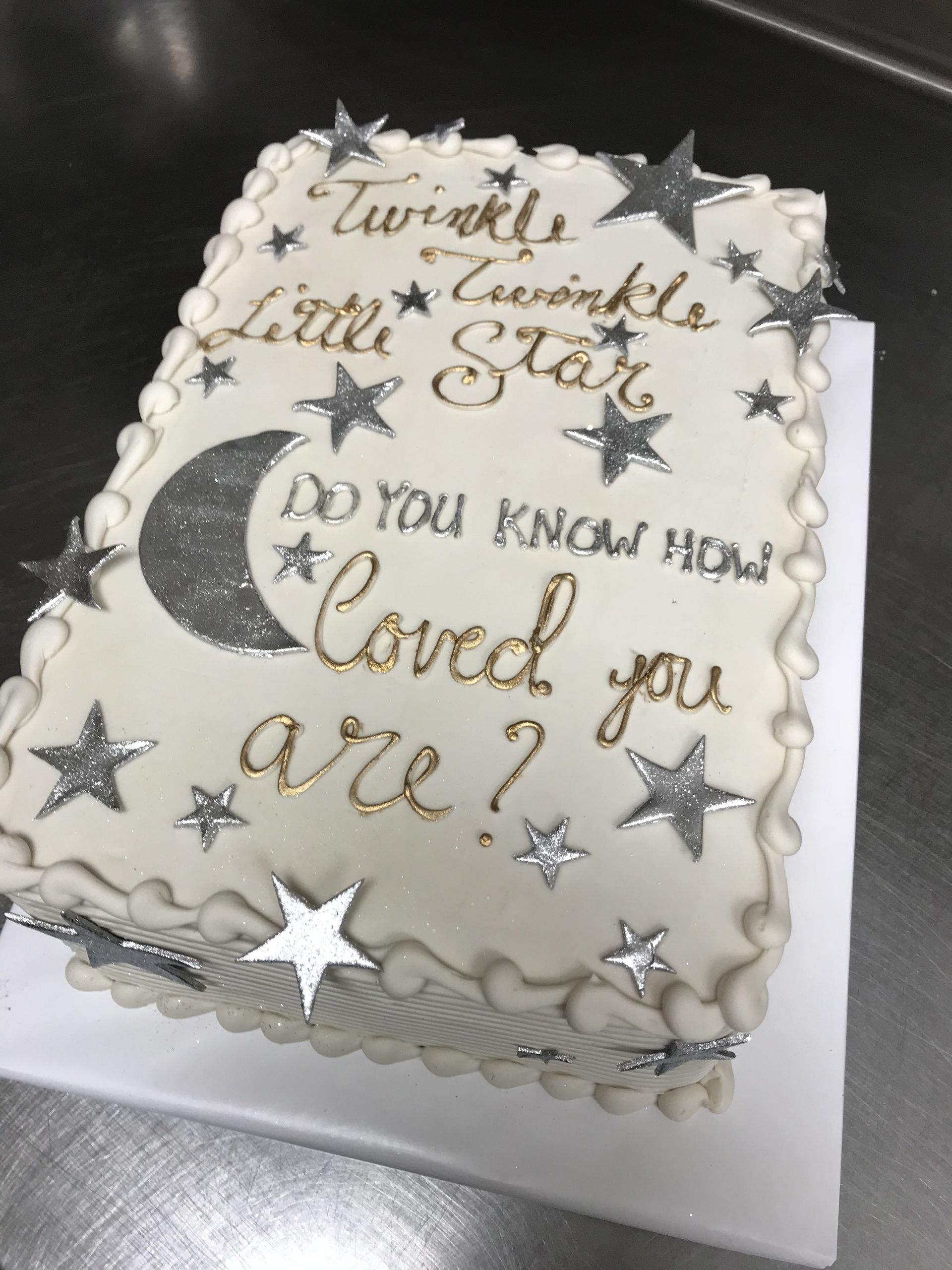a cake that says twinkle twinkle little star on it