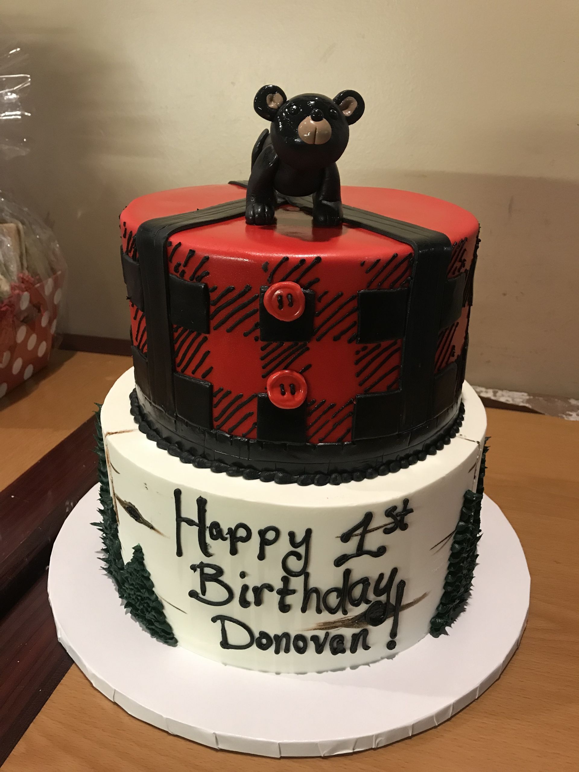 a cake that says happy 1st birthday on it