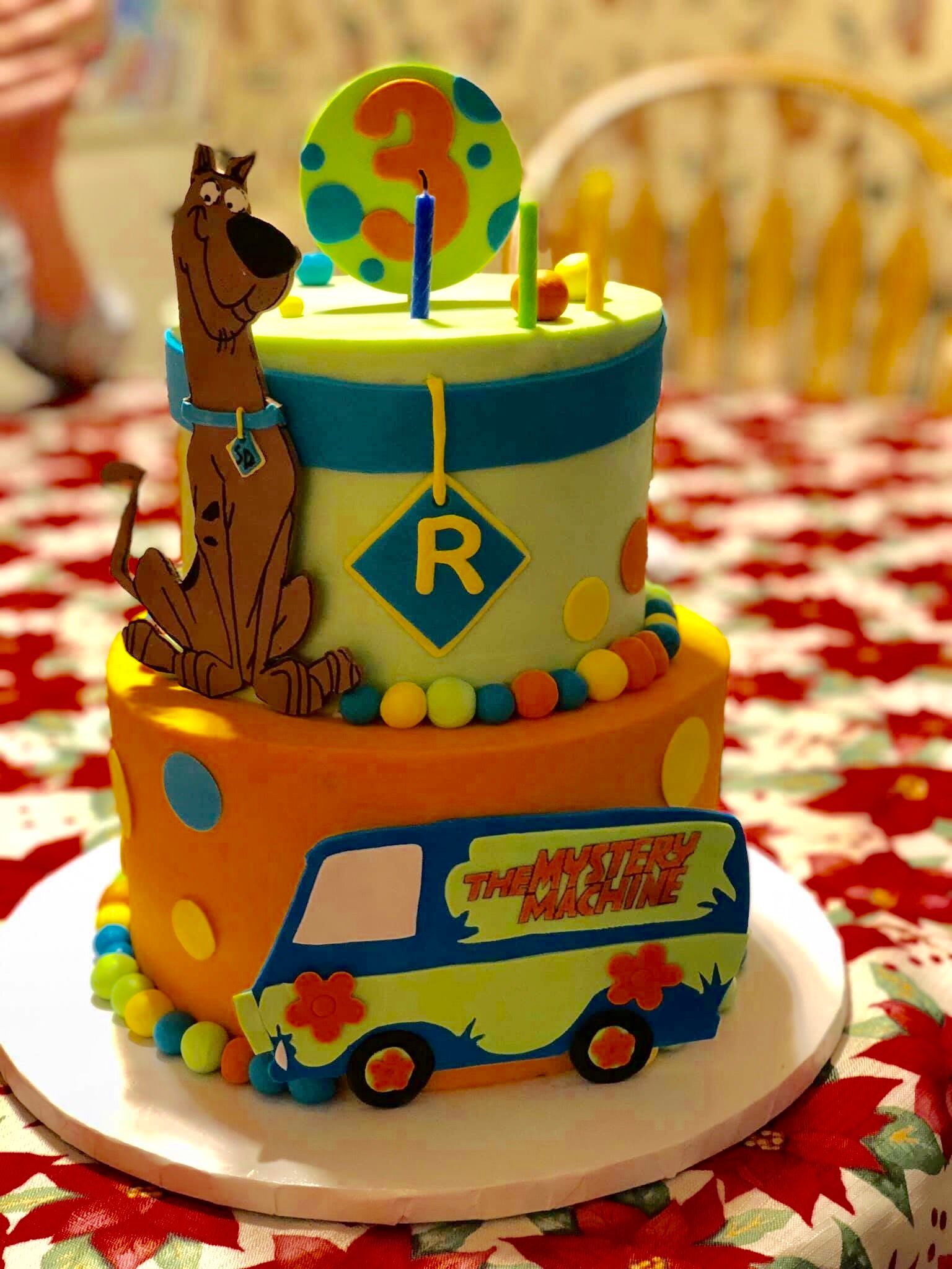 a scooby doo cake with scooby doo and the mystery machine on it