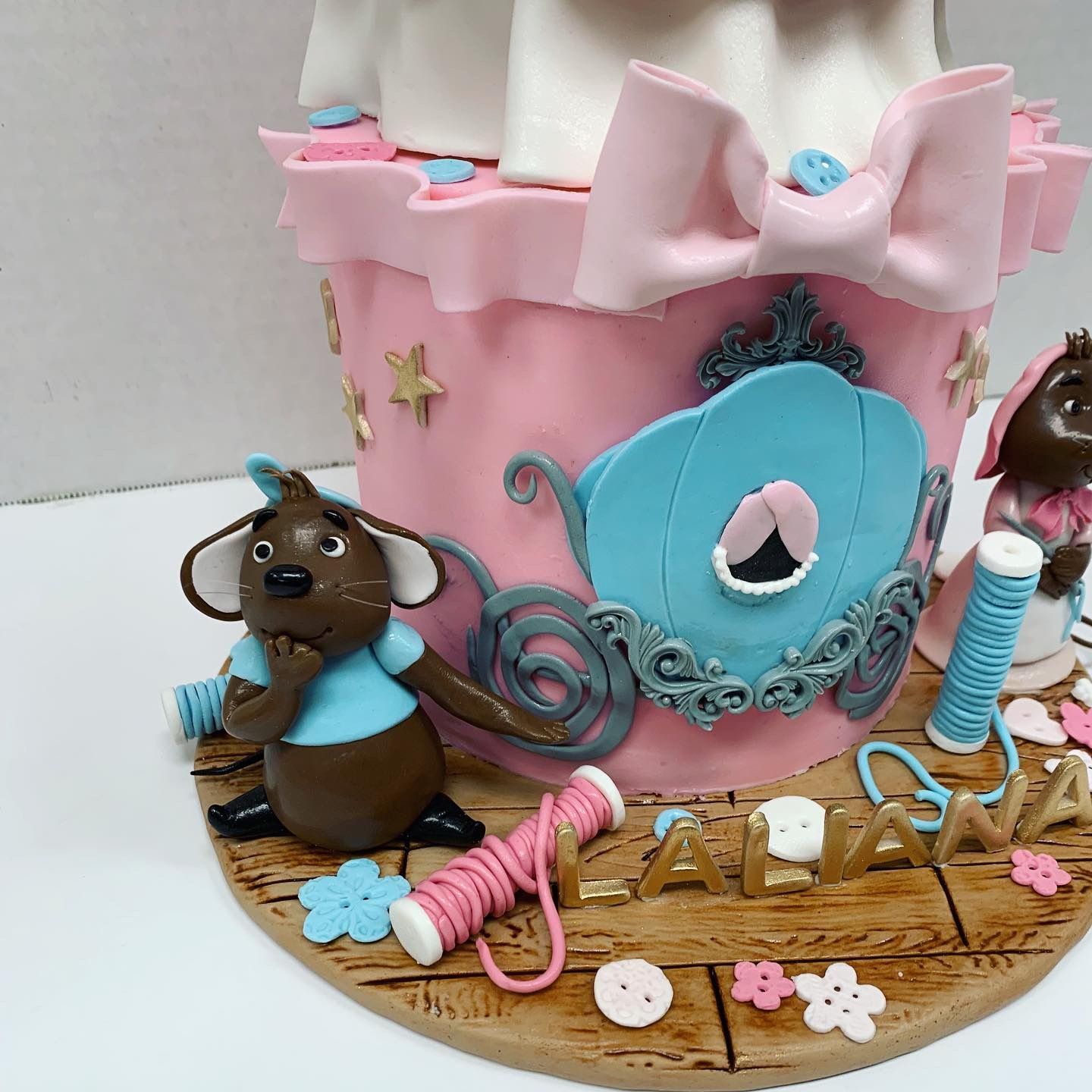 a cake with the name laura on it