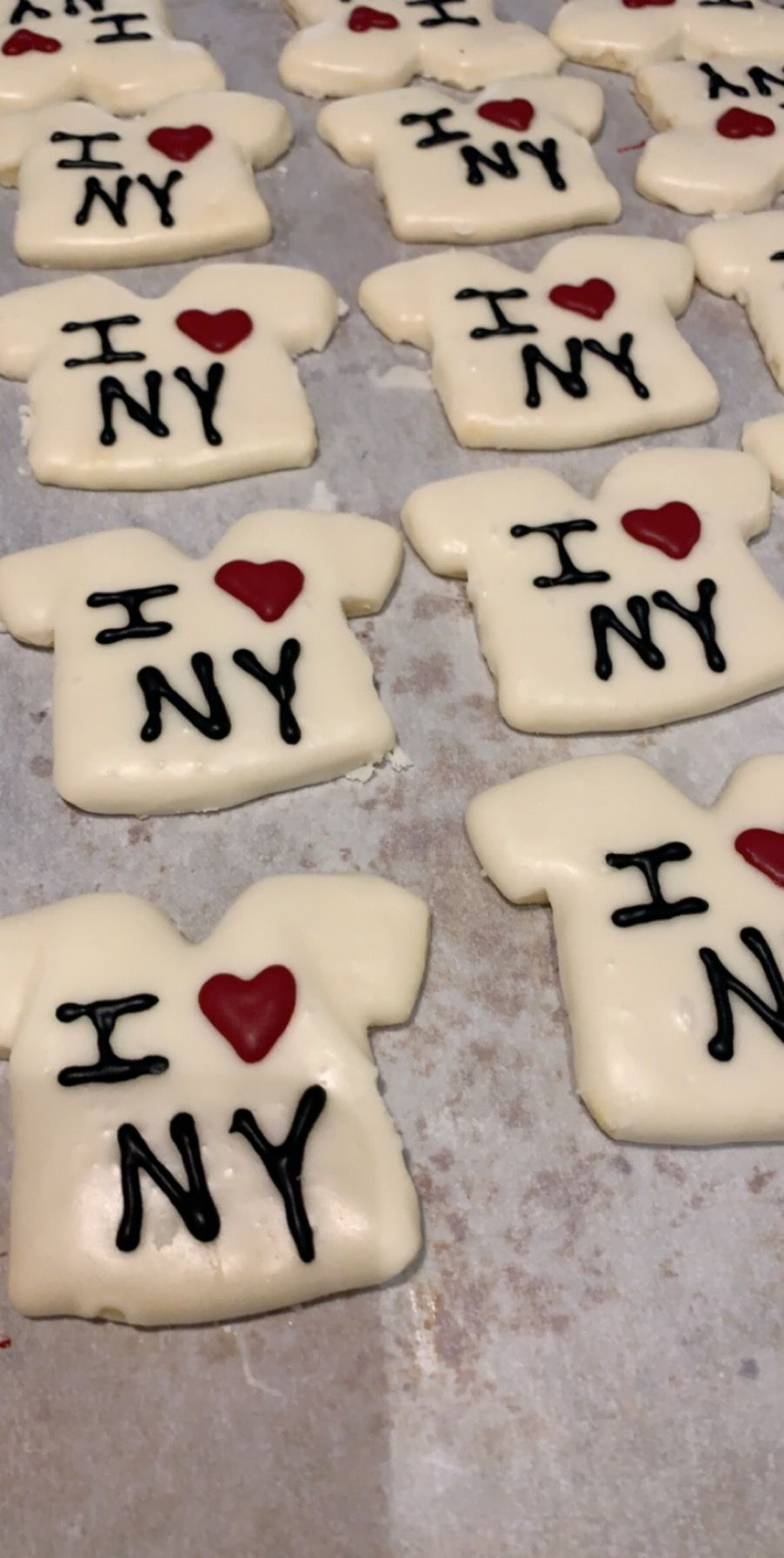 a bunch of cookies that say i love ny