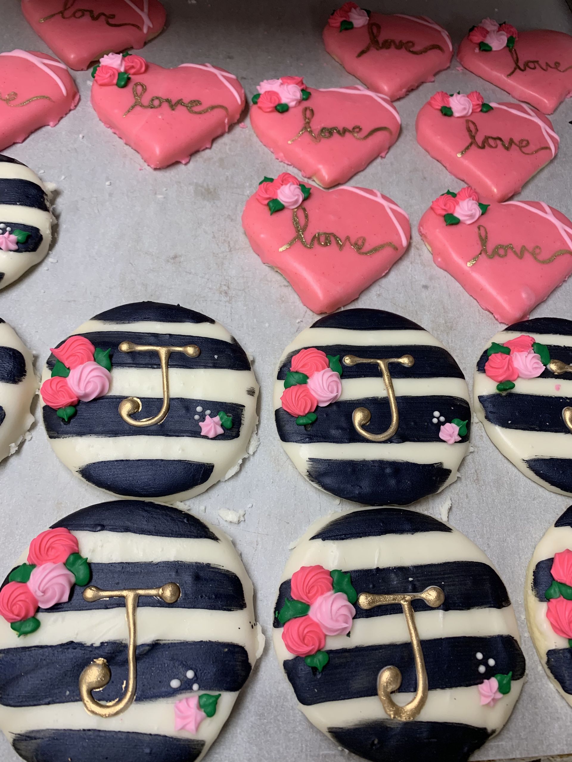 a bunch of cookies with the letter j on them