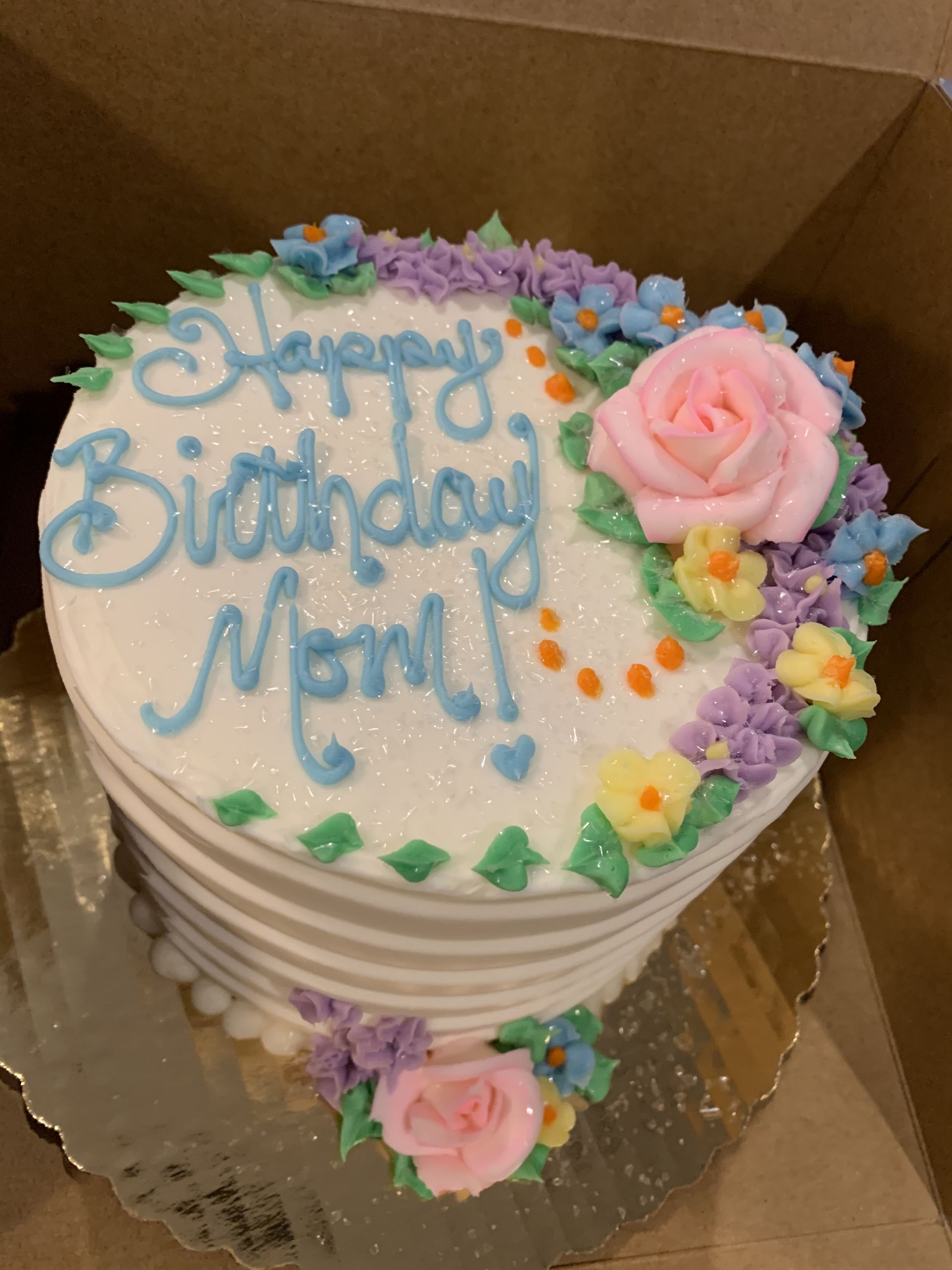 a cake that says happy birthday mom on it