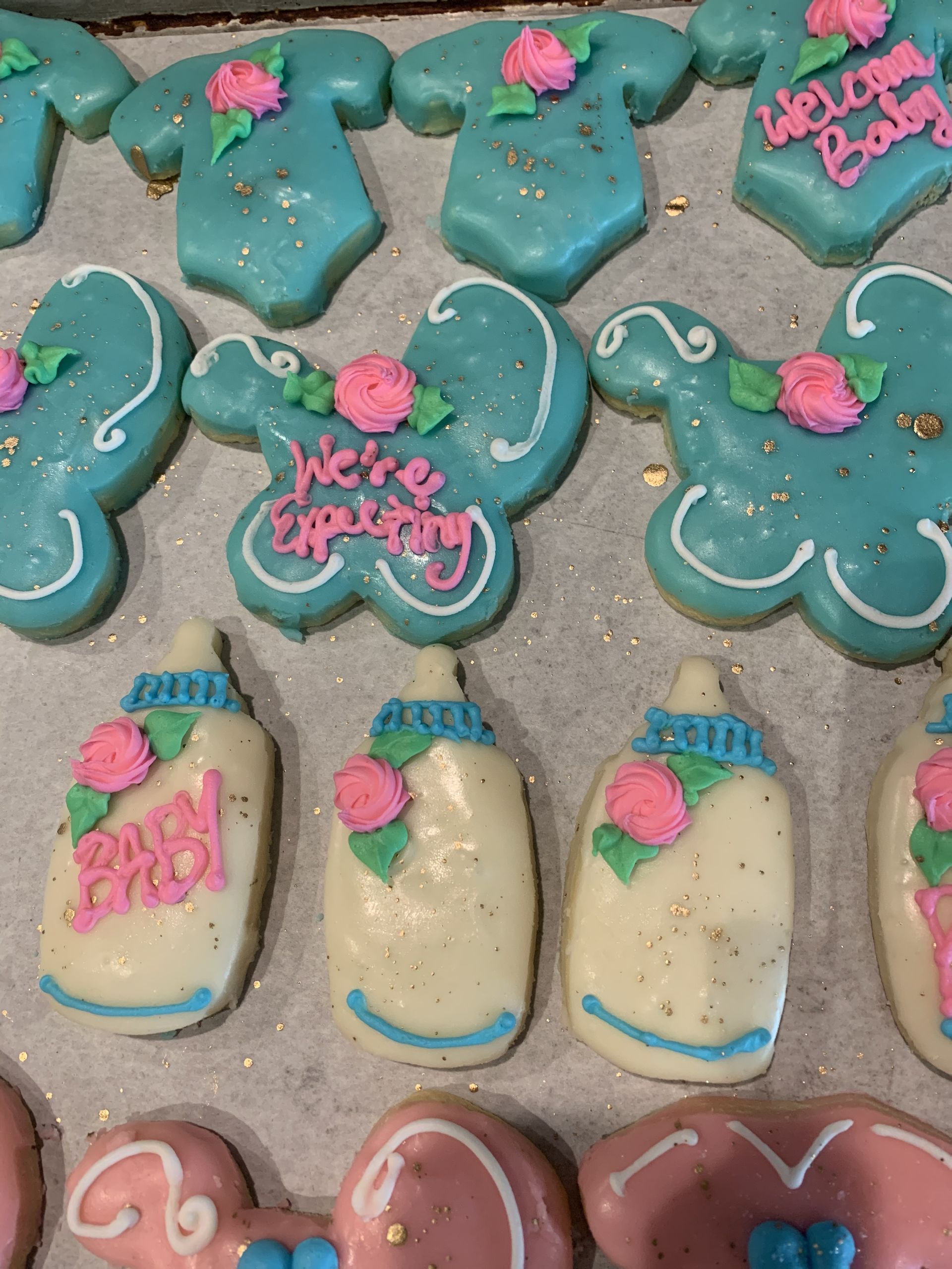 a bunch of baby shower cookies are sitting on a table