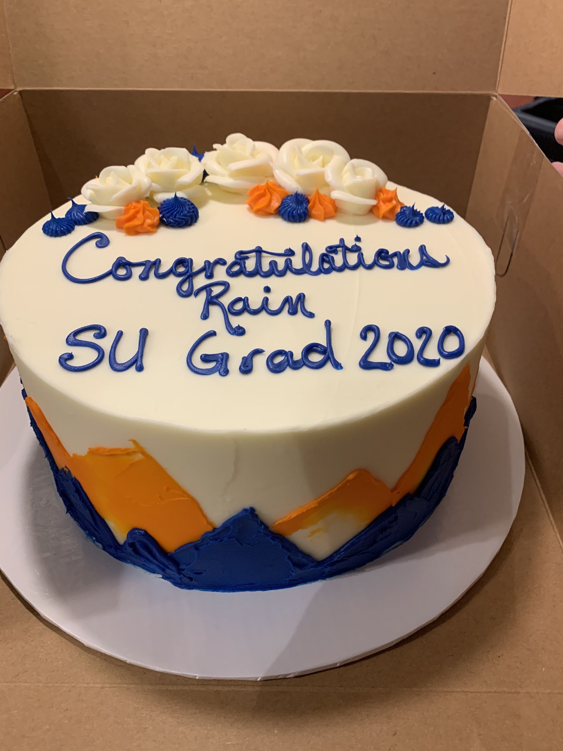 a cake that says congratulations rain su grad 2020