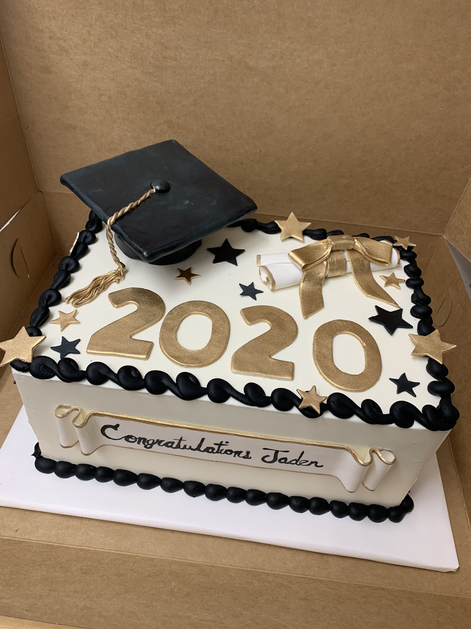 a cake with a graduation cap and the year 2020 on it