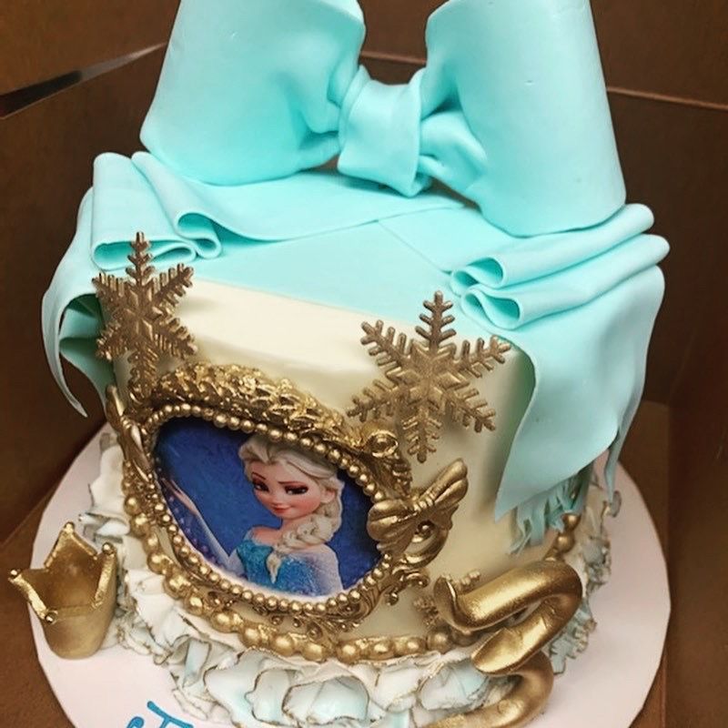 a cake with a picture of elsa on it
