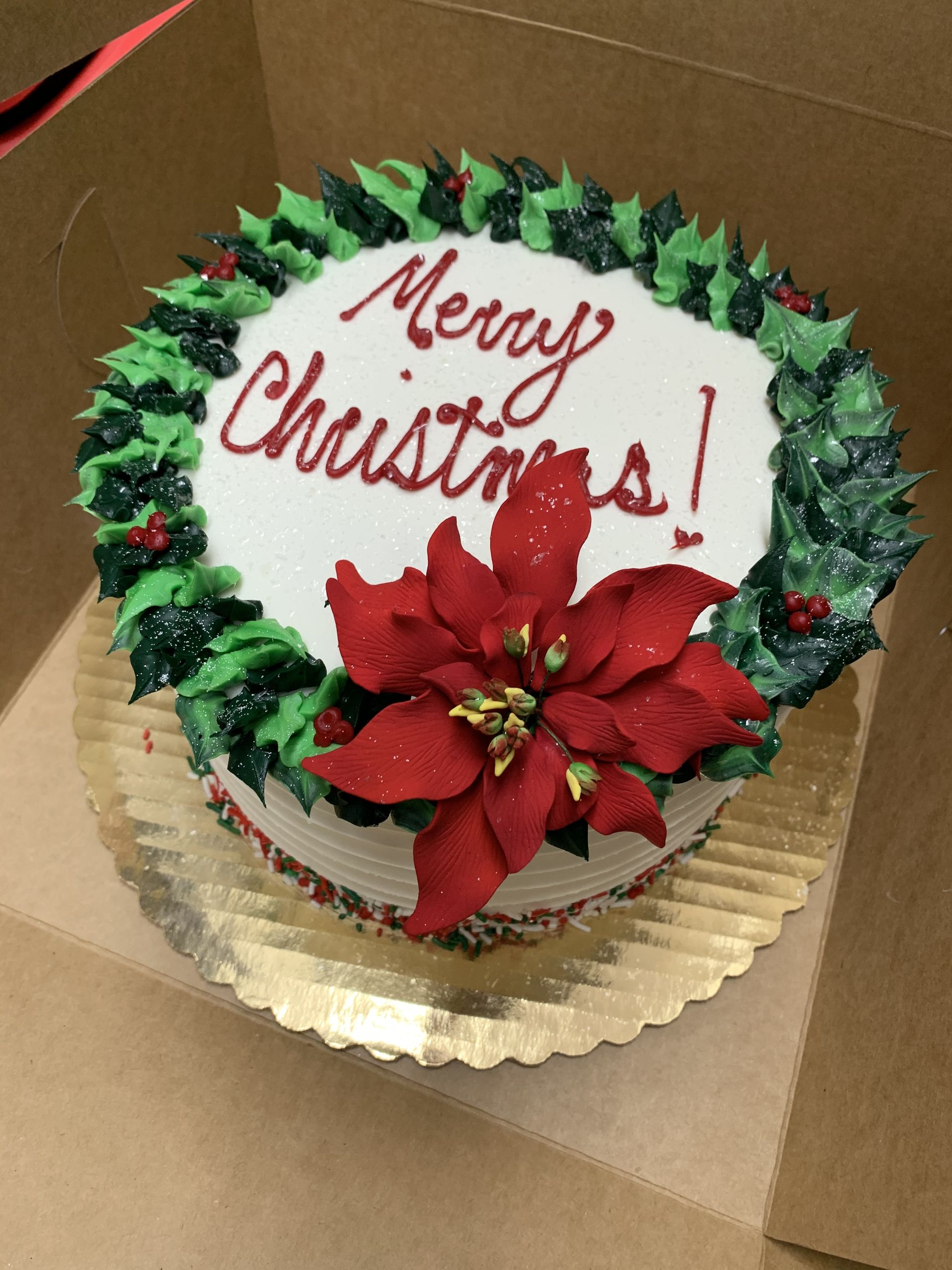 a cake that says merry christmas on it