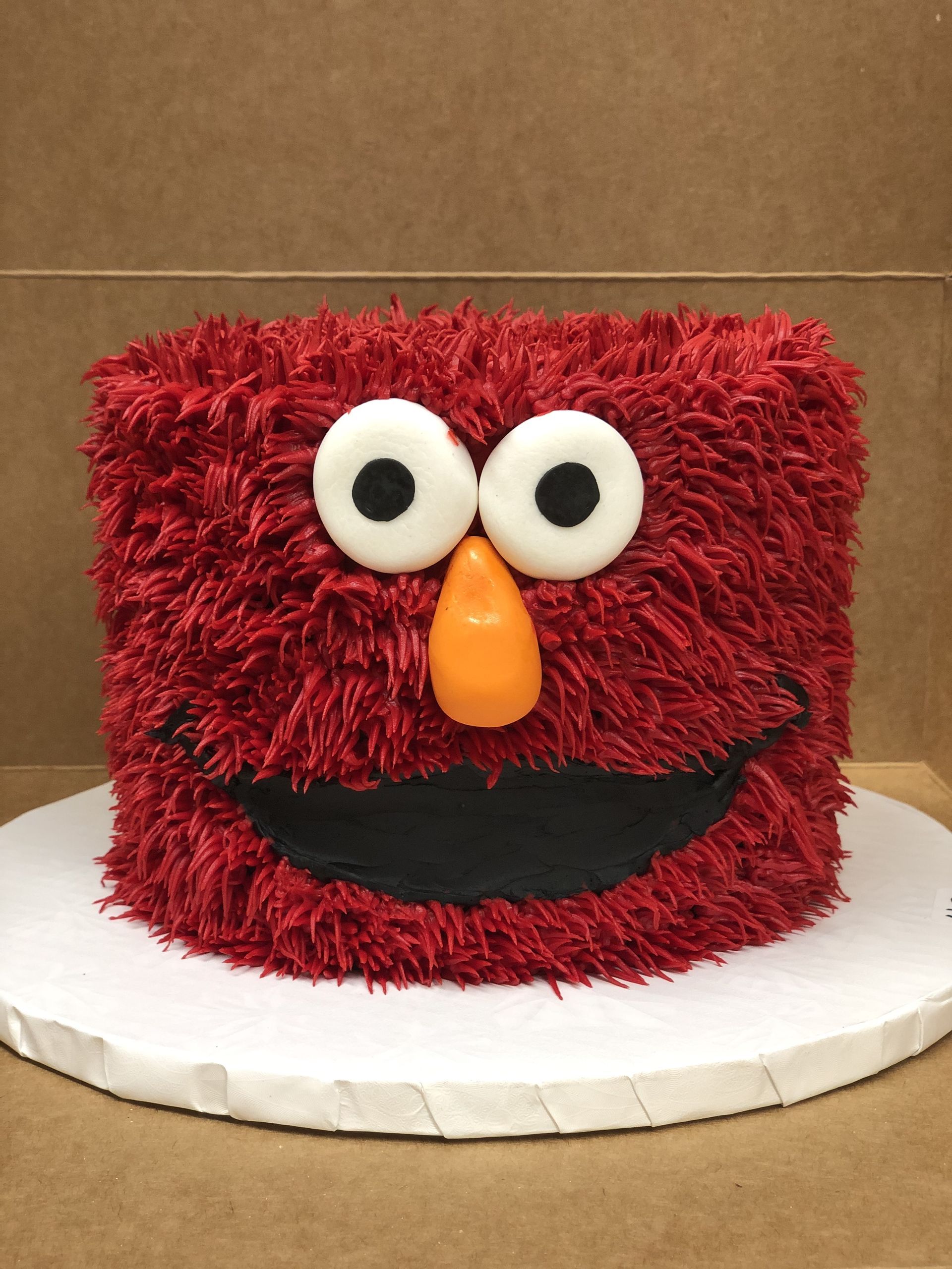a cake that looks like elmo from sesame street