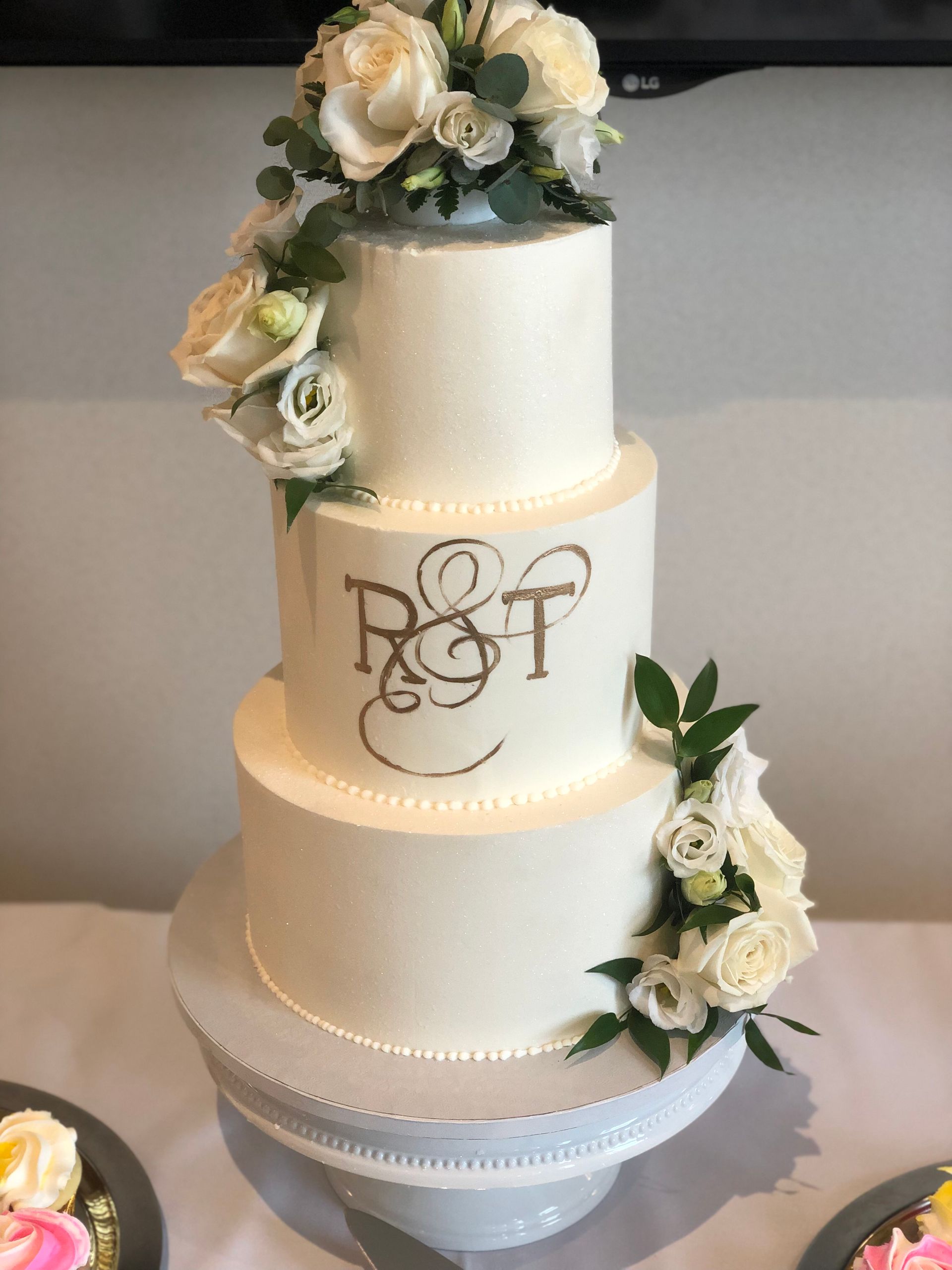 a wedding cake with the initials r & t on it