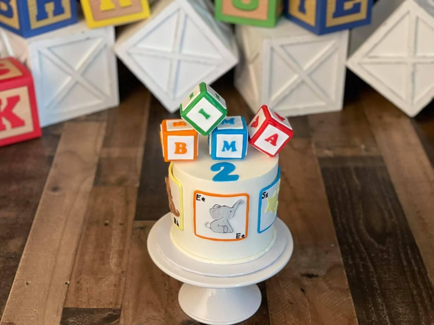 a cake with the letters bm and a on it