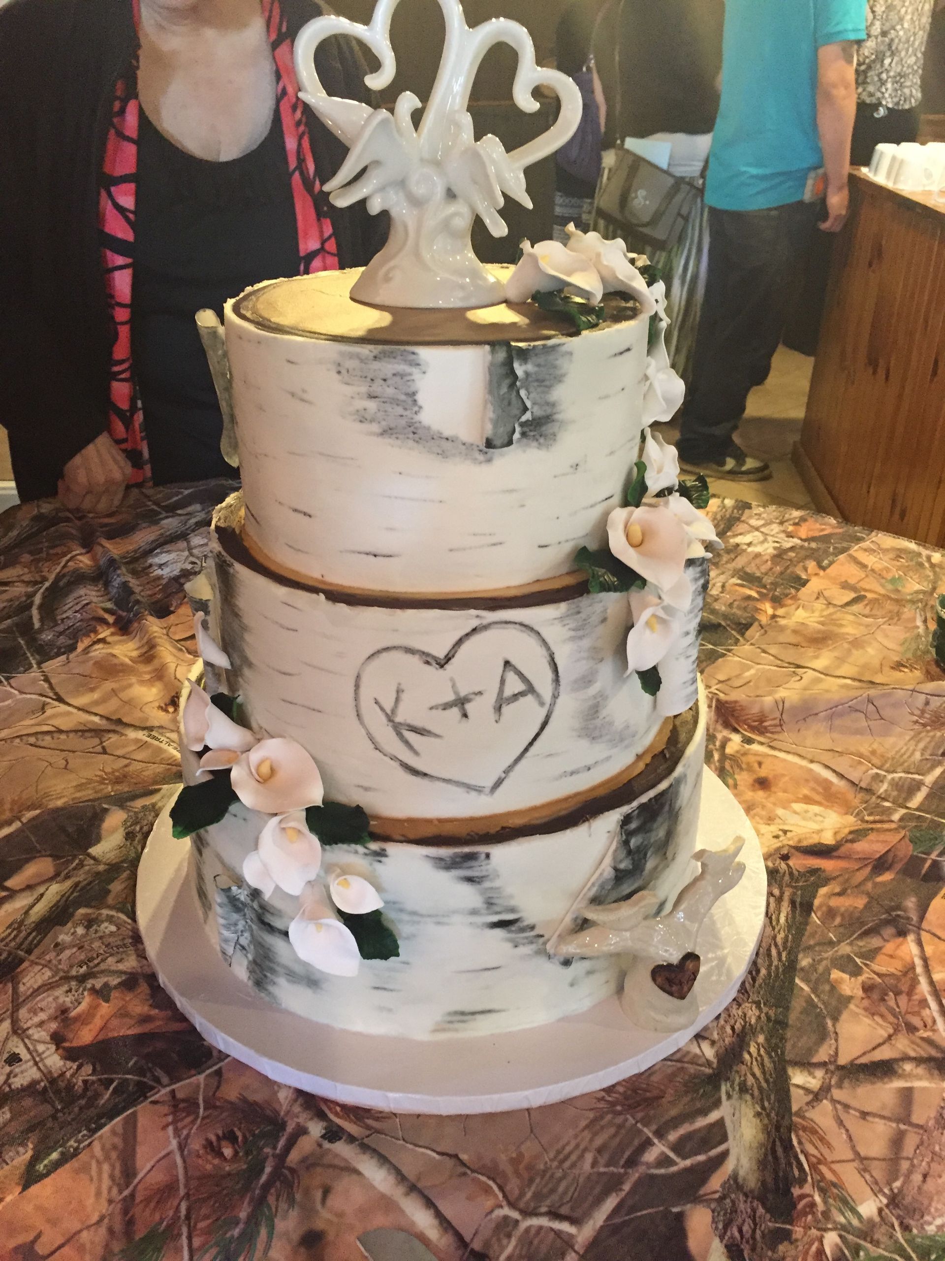 a wedding cake with a heart and the initials k + a on it