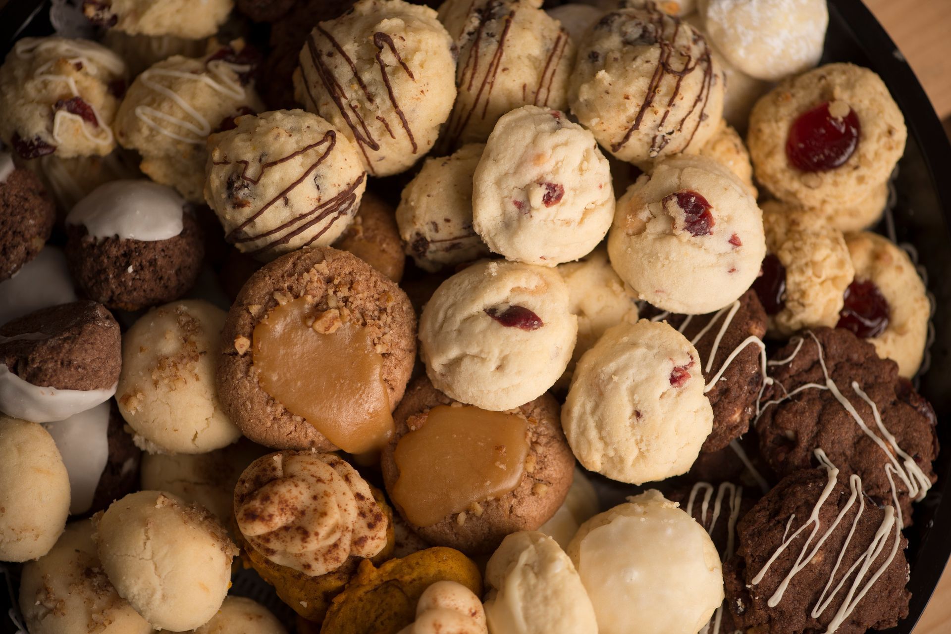 there are many different types of cookies on the plate .