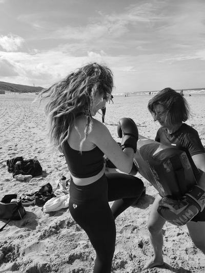 Groep vrouwen tijdens krachttraining en vechtsport bij Krachtmakers