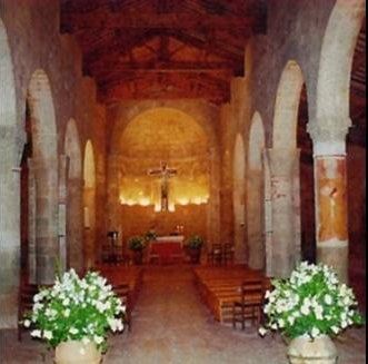 vasi di fiori all'entrata di una chiesa