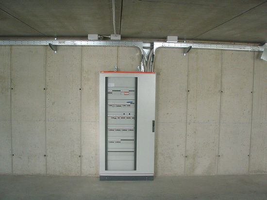 un quadro elettrico installato in un sotterraneo