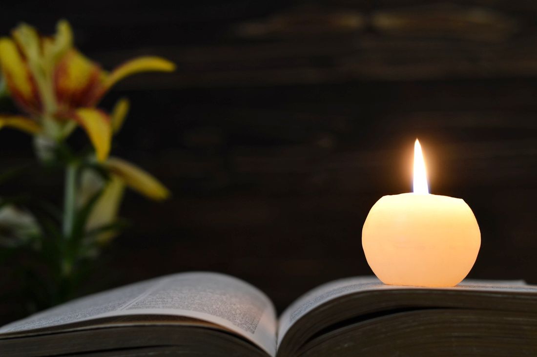 Libro e candela funerale