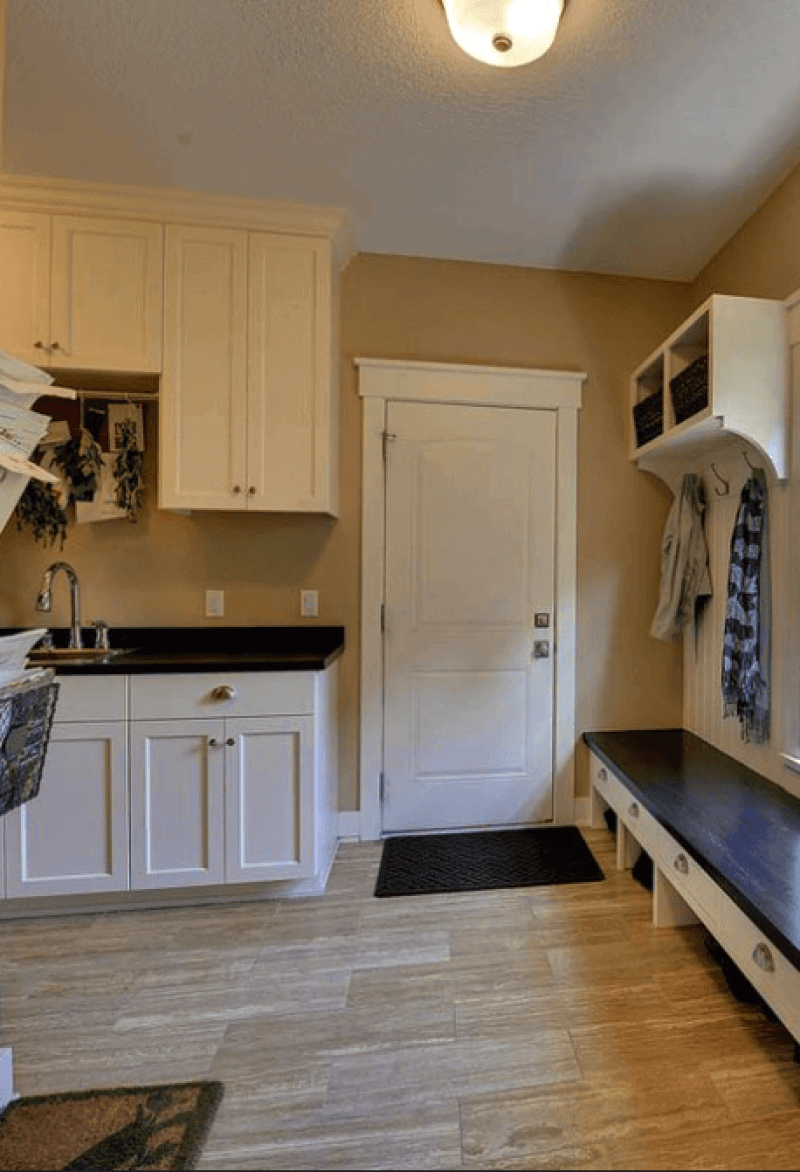 A mini mudroom is a good idea to transform your outdated kitchen desk space area