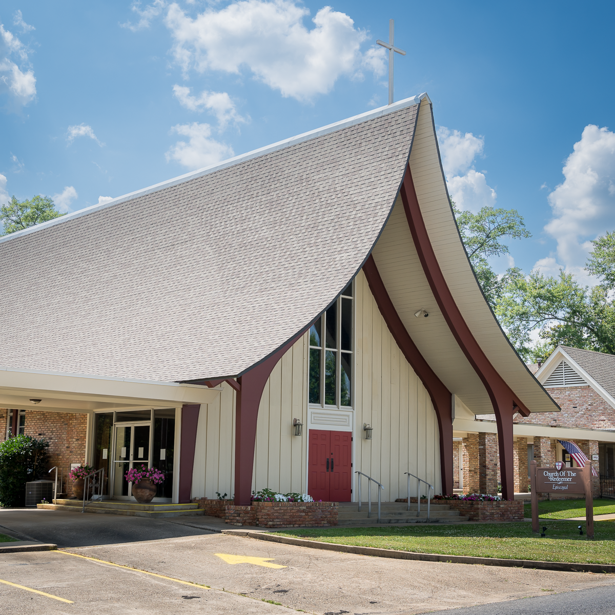 Exterior Photograph of the Episcopal Church of the Redeemer in Ruston, Louisiana