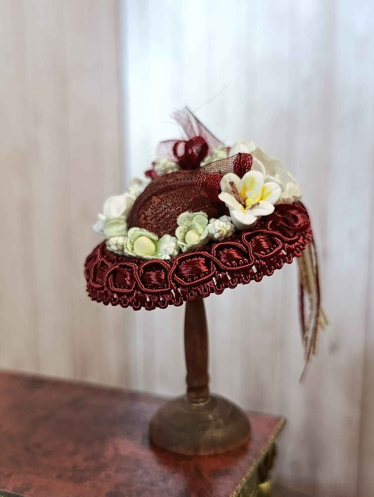 Bordeauxrode hoed II