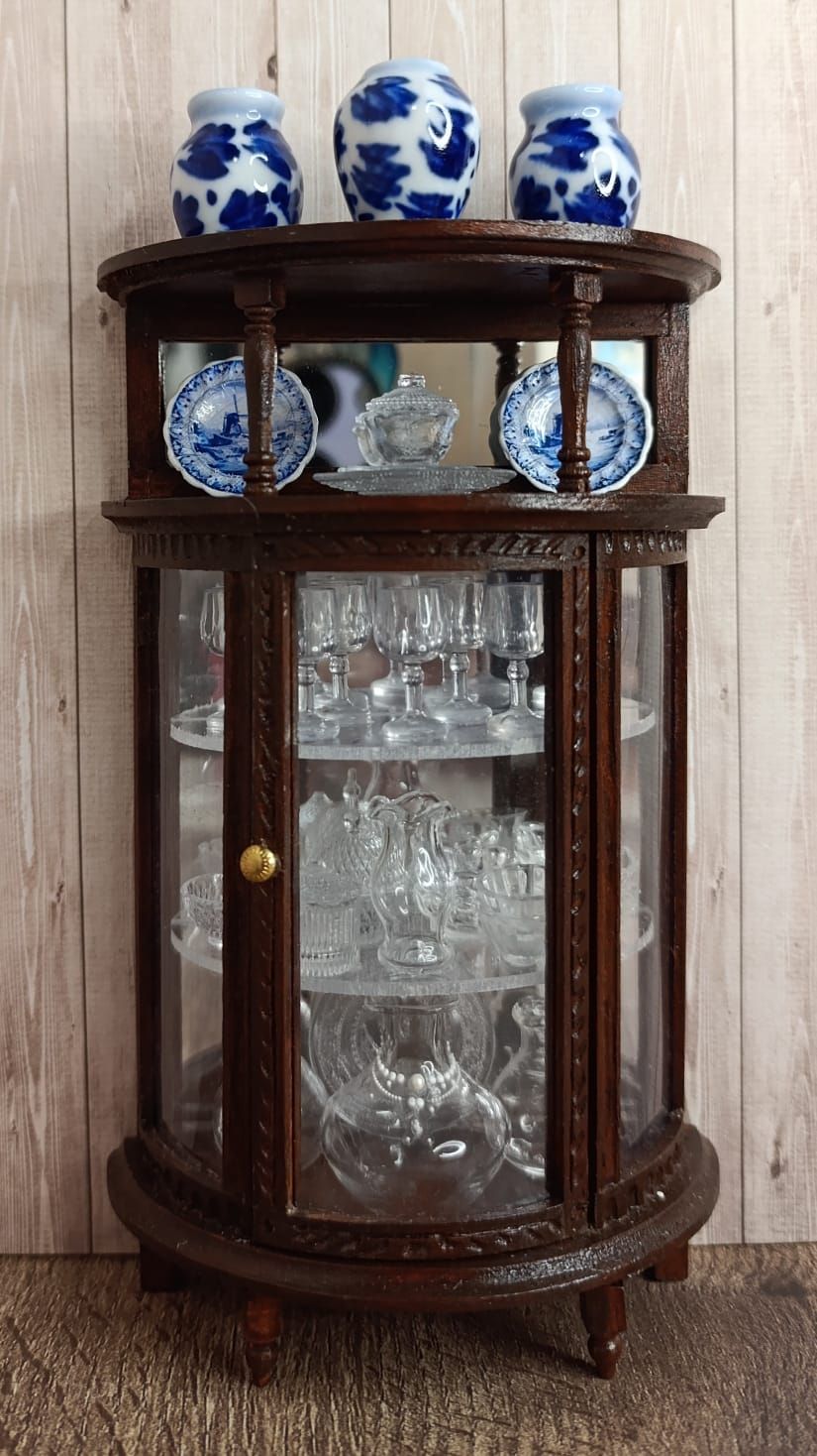 Filled miniature display cabinet with glassware and Delft Blue – scale 1:12
