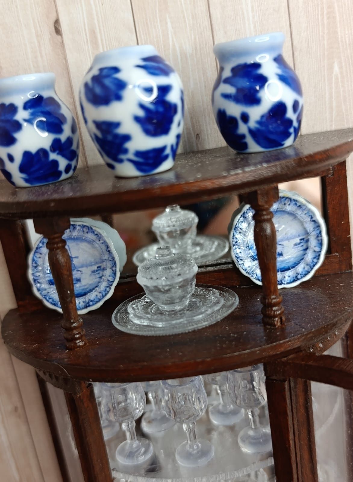 Filled miniature display cabinet with glassware and Delft Blue – scale 1:12
