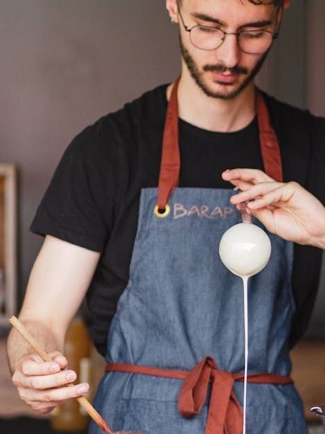 A man wearing an apron that says barapo on it