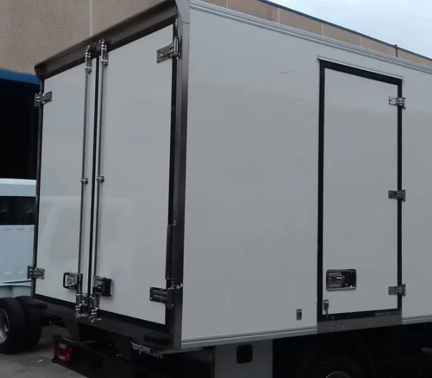 Un camion bianco è parcheggiato davanti a un edificio