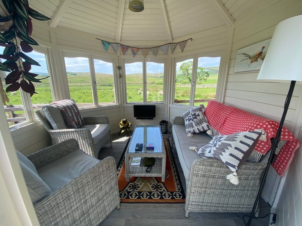 Blades Cottage summerhouse full interior