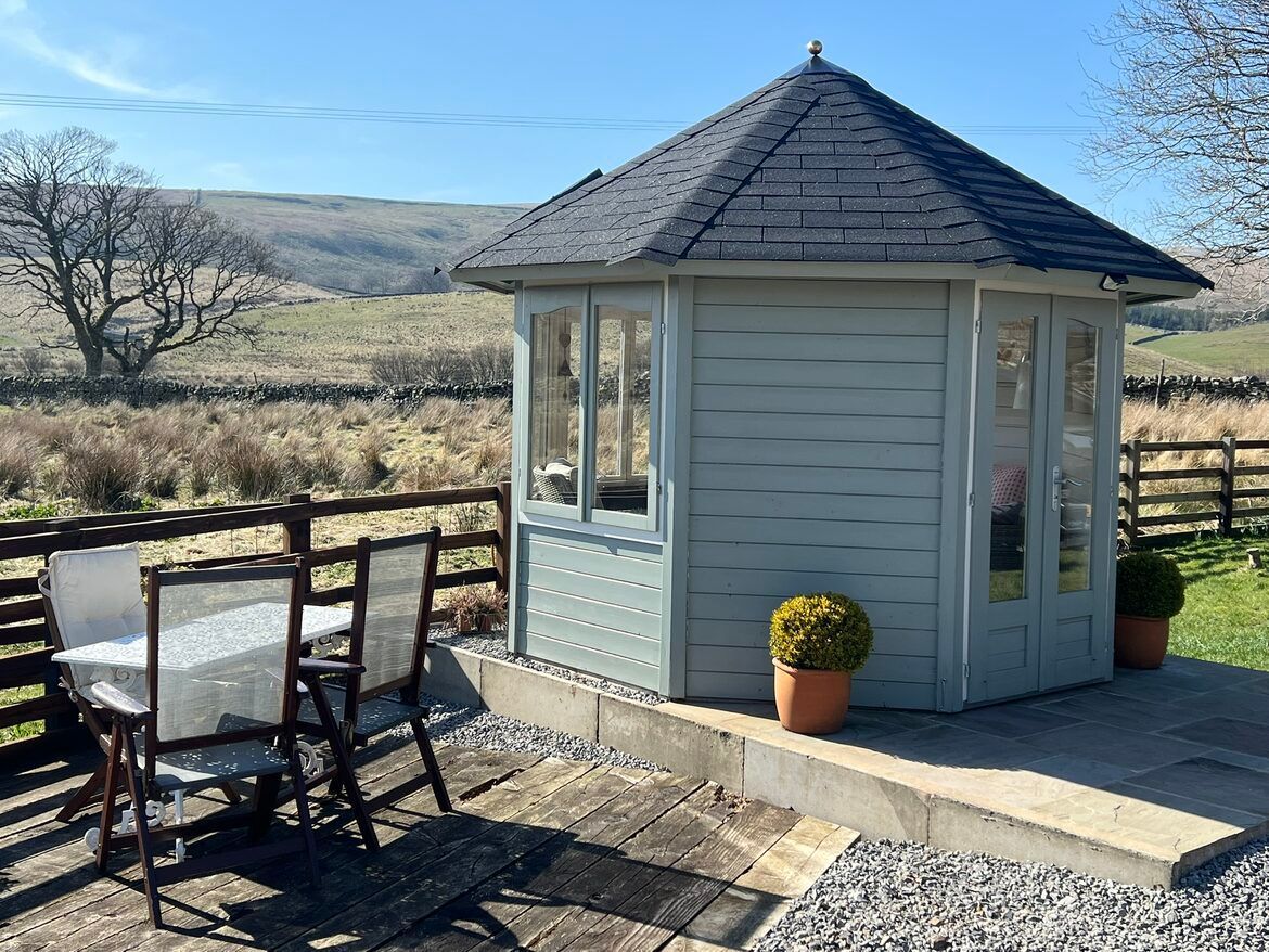 Blades Cottage side