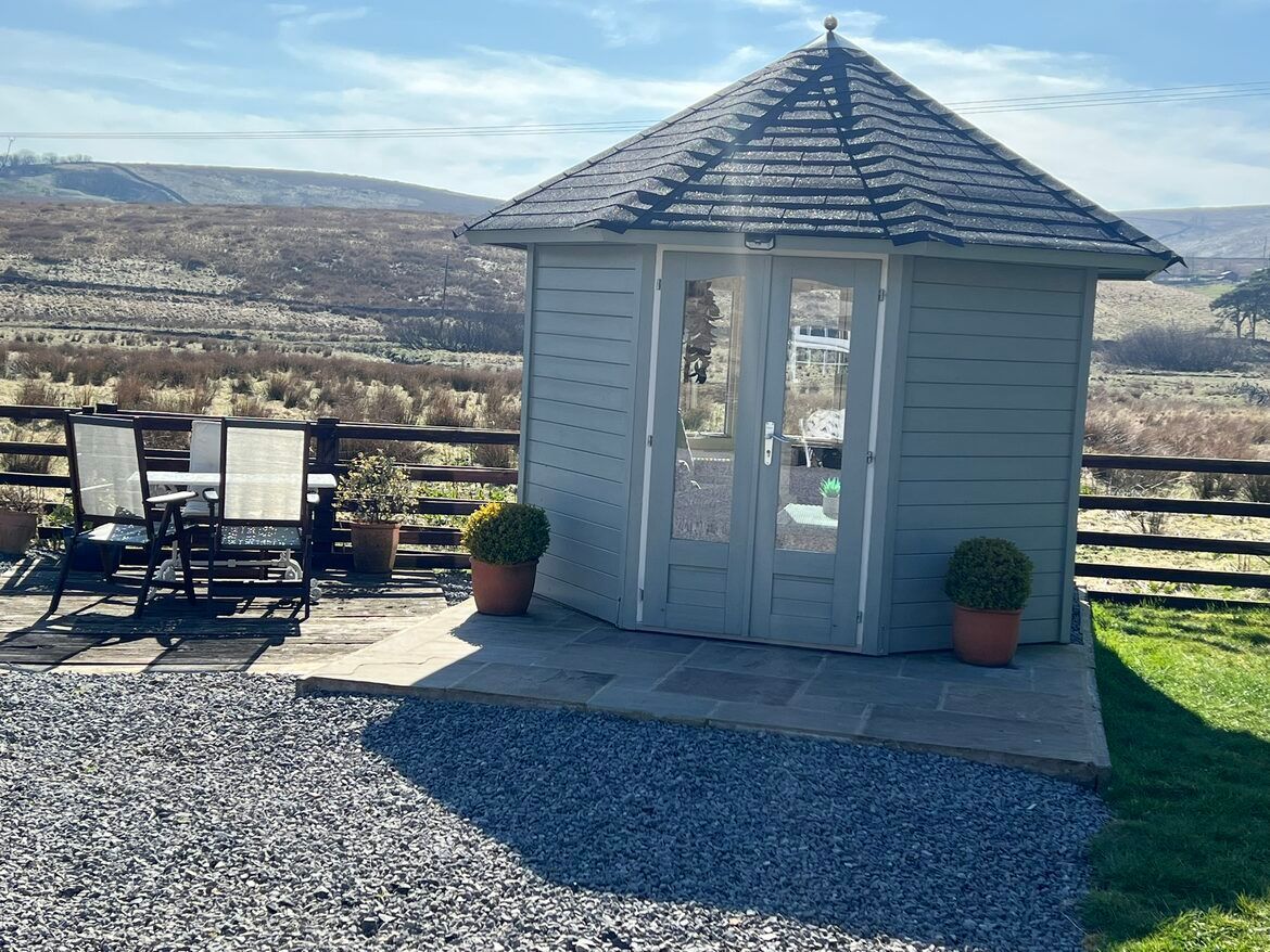 Blades Cottage summerhouse front 2
