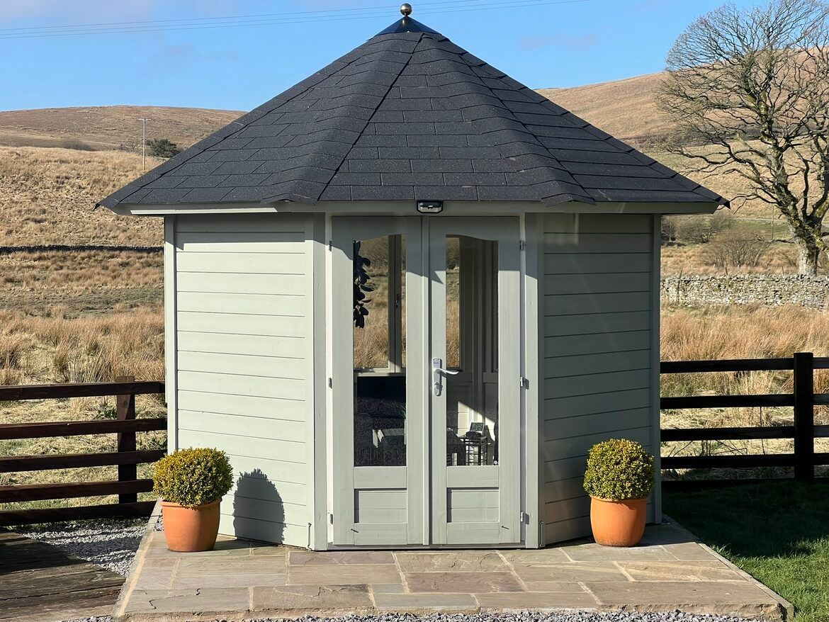 Blades Cottage summerhouse front
