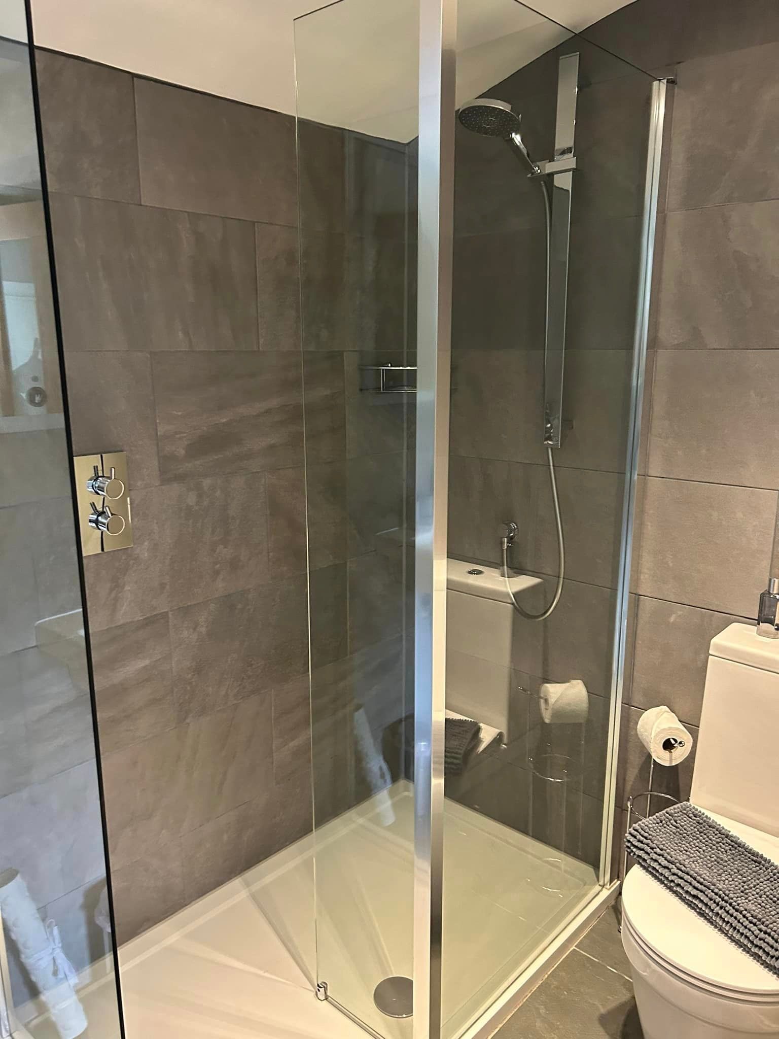 Blades Cottage Shower