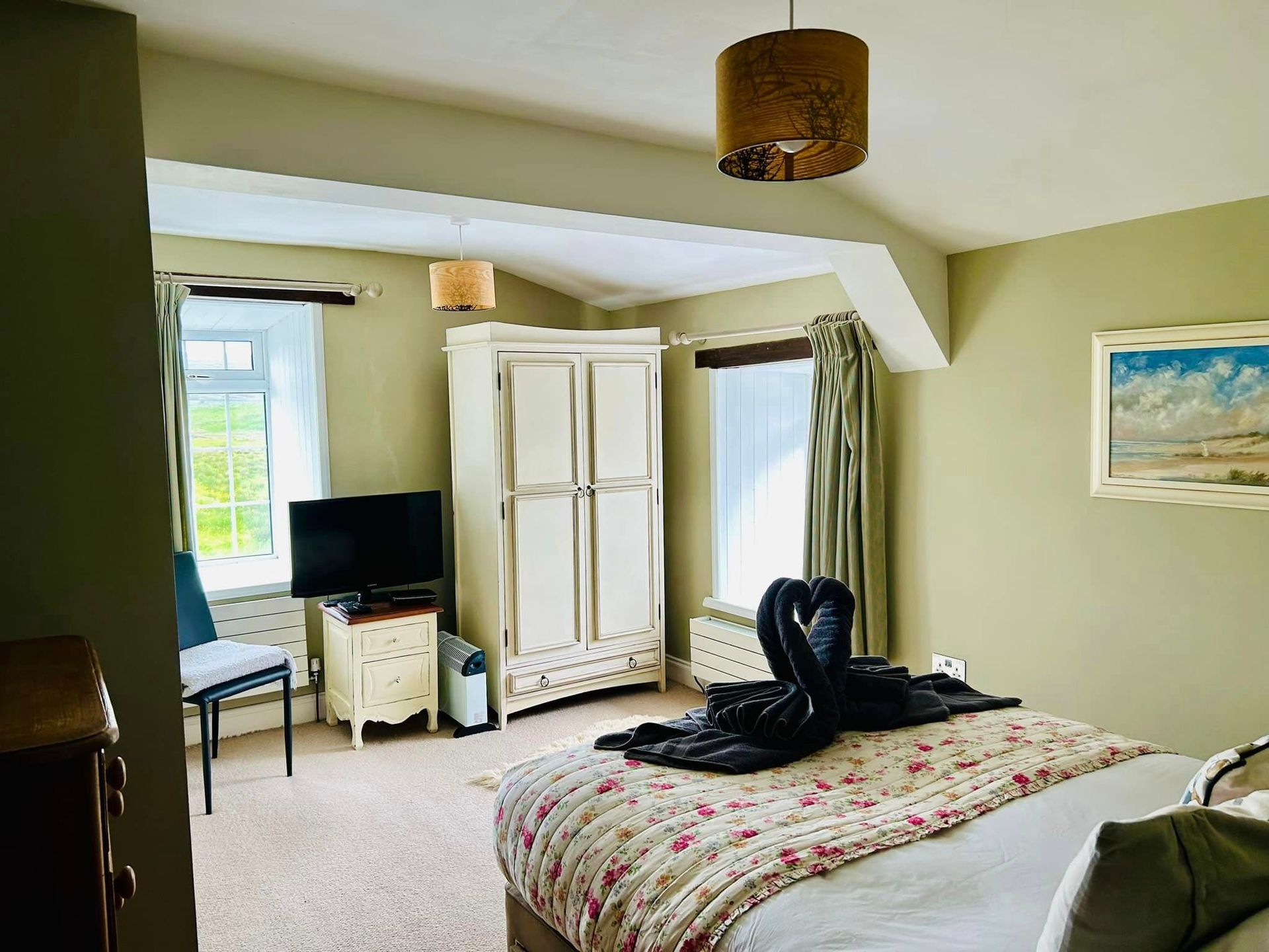 Blades Cottage Bedroom swan towels