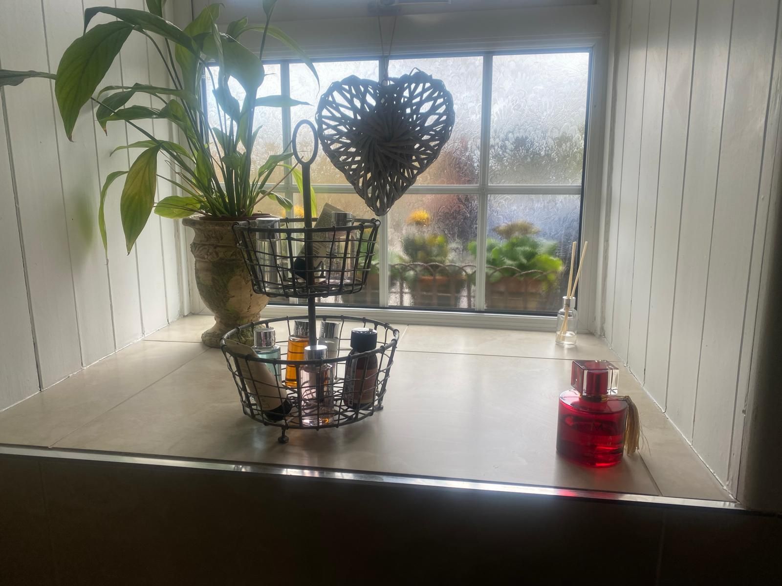 Blades Cottage Bathroom sundries