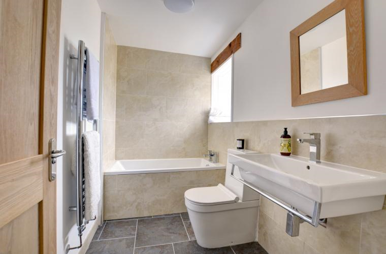 Blades Cottage bathroom