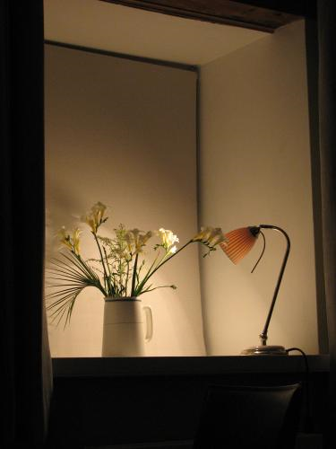 Blades Cottage widow lamp