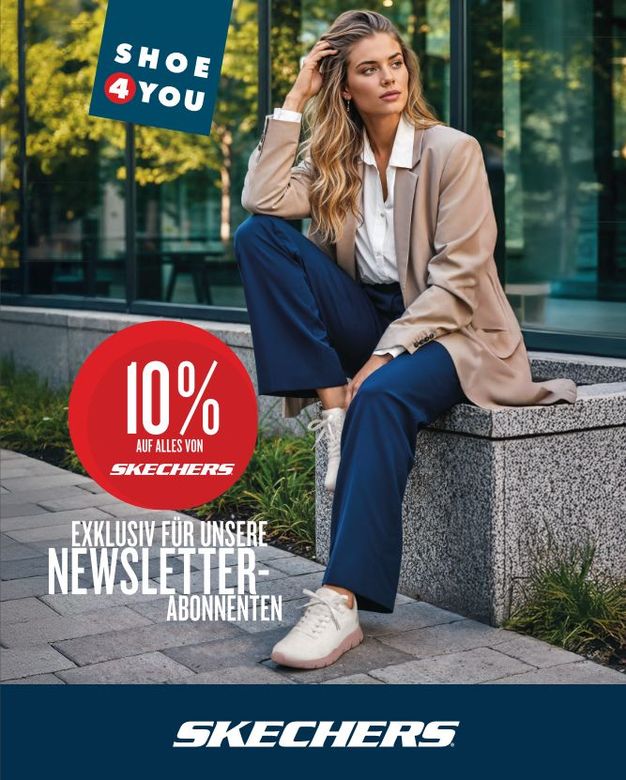 Frau in Blazer und blauer Hose sitzt im Freien neben einer Skechers-Schuhwerbung. 10 % Rabatt für Newsletter-Abonnenten.